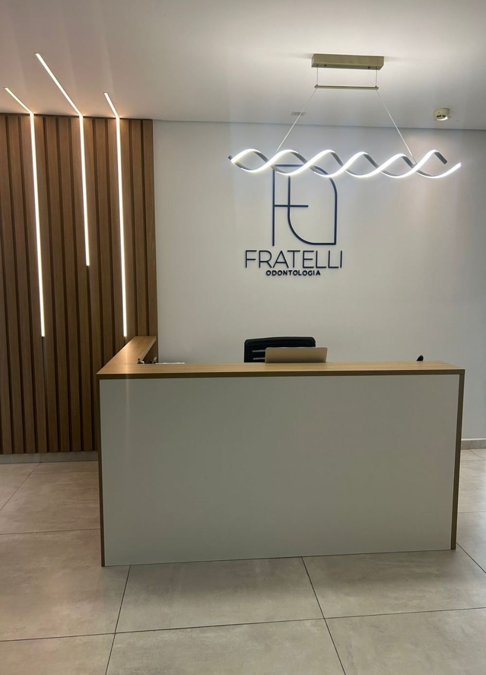 Balcão da recepção com o logo Fratelli