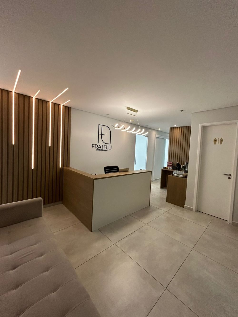 Sala de espera com sofá